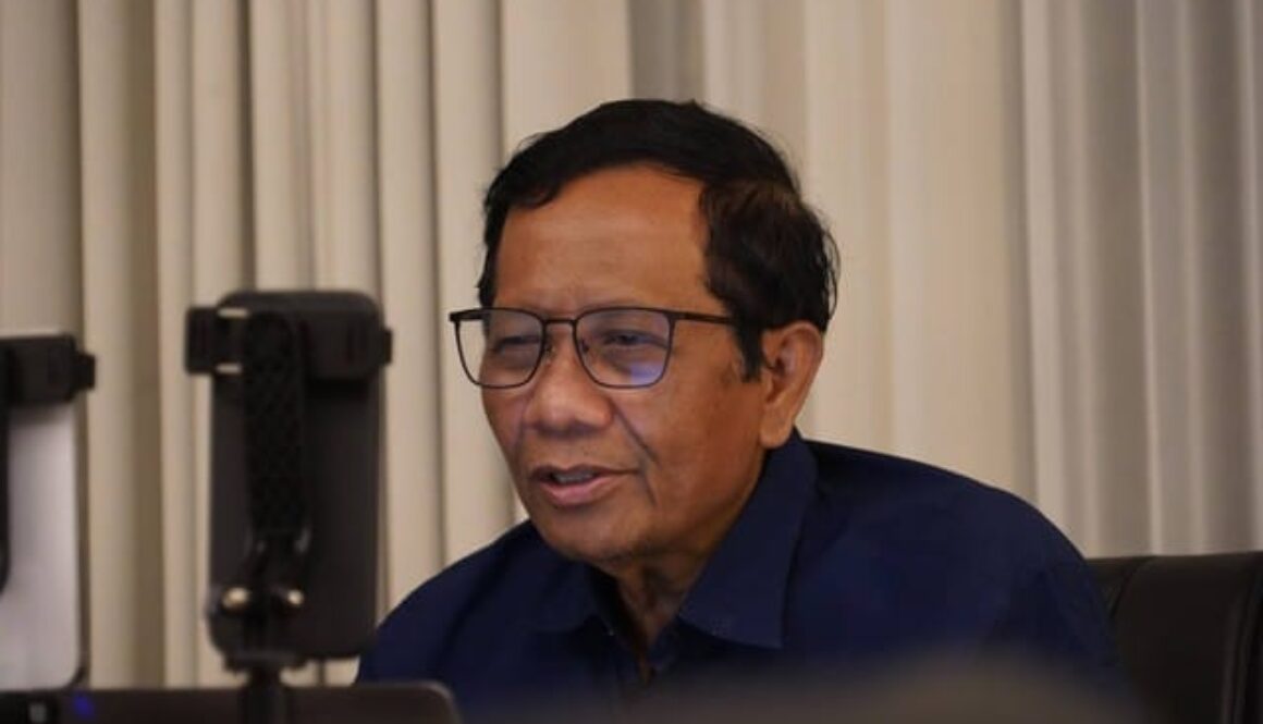 Cawapres Mahfud MD saat live TikTok. Foto: Dok. Istimewa