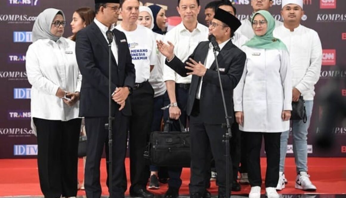 Calon presiden dan calon wakil presiden nomor urut 1, Anies Baswedan (kiri) dan Muhaimin Iskandar (kanan) memberikan keterangan pers usai debat calon wakil presiden Pemilu 2024 di JCC, Jakarta